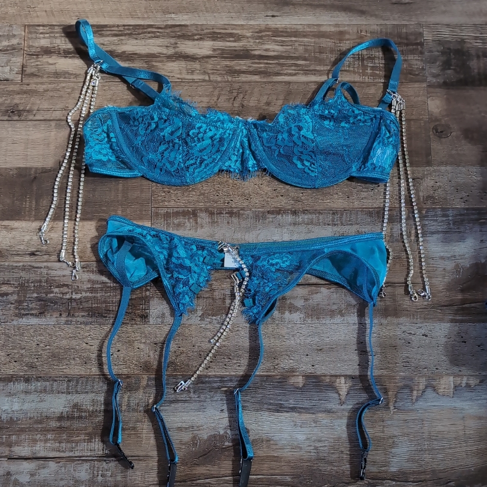 NWOT Teal Lace Lingerie Set with Garter Straps. Size M